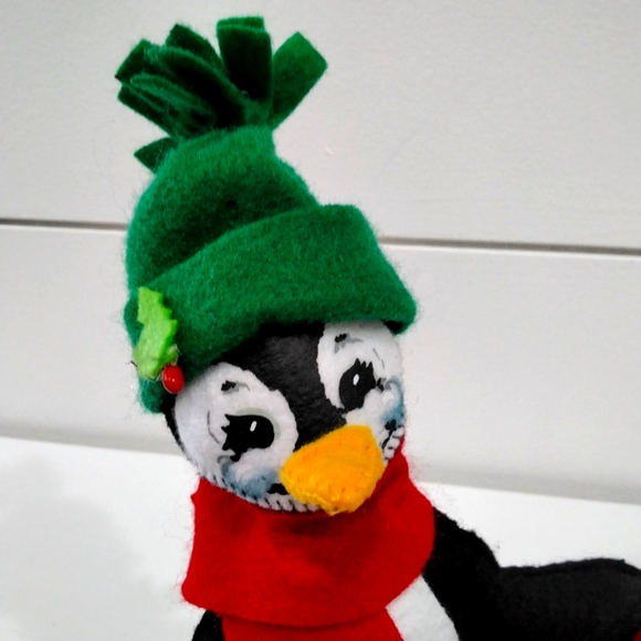 Annalee 7" Penguin 🐧 with Wreath - Picture 2 of 6